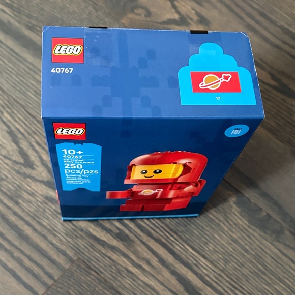 LEGO Red Mini Astronaut Building Set - Picture 5 of 5